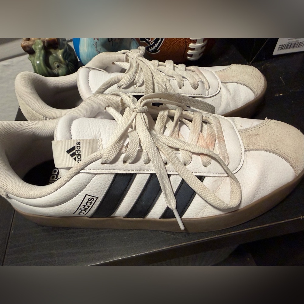 adidas women’s White & Black Classic Court Sneaker 9.5